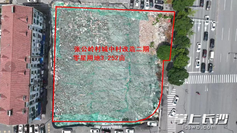 原来闲置用地周边违停问题严重。 资料图片