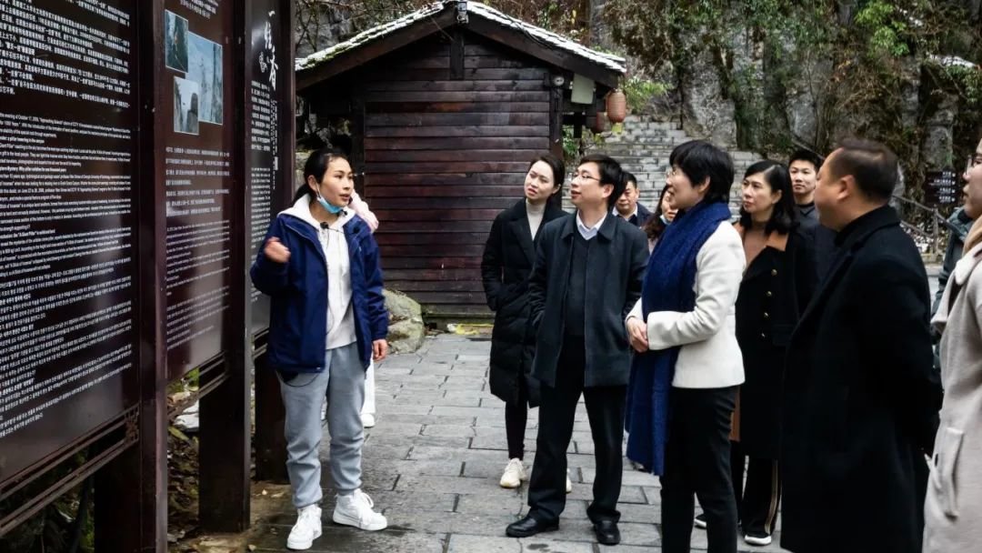 李述永（右二）在恩施大峡谷调研