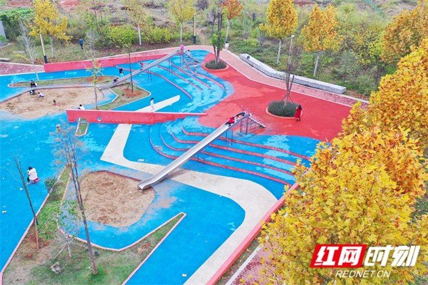 2022年11月26日，市民在湖南省永州市道县绍基公园里赏景休闲。