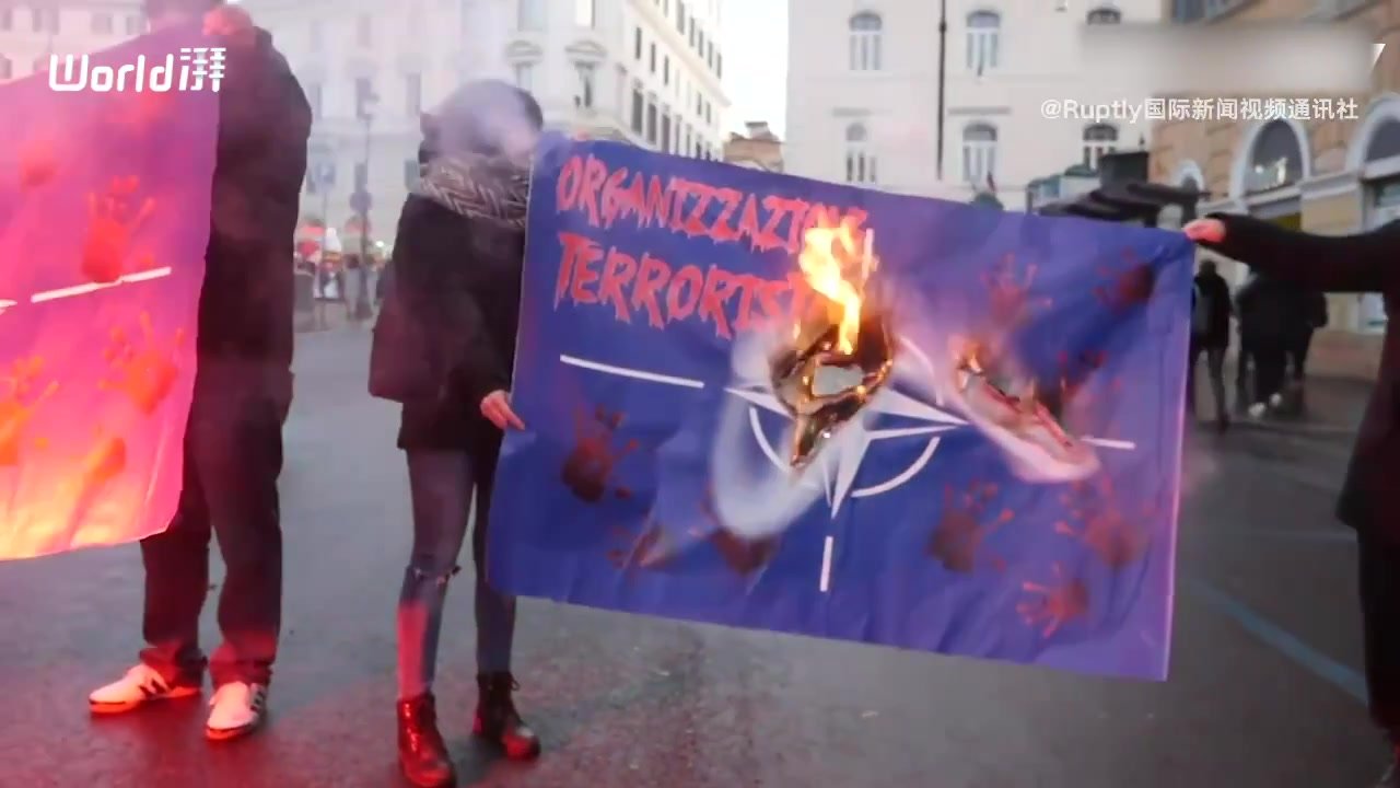 意大利民众举行抗议活动，示威者焚烧北约旗帜