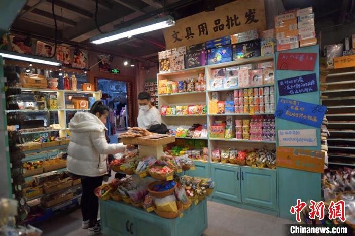 市民在怀旧杂货店选购商品 张瑶 摄