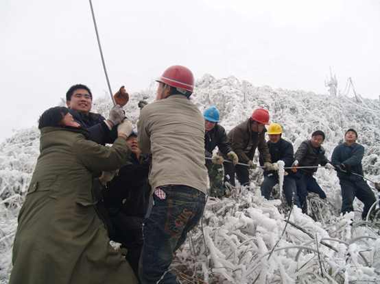 ▲2008年2月，湘黔遭遇特大暴雪，绿塘煤矿416名职工精诚团结斗严寒，众志成城抗冻灾。