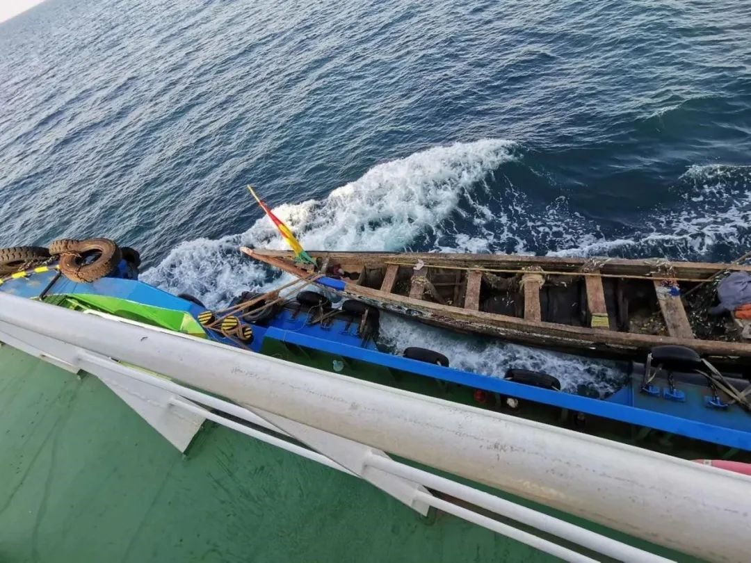 益丰船务成功救助6名被困外海的几内亚渔民