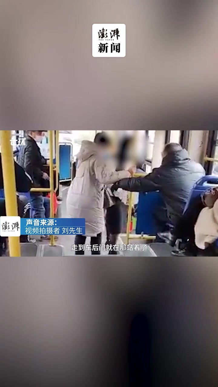 女子携导盲犬乘公交，乘客纷纷起身让座