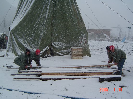 ▲2005年，贵州勘探区普降暴雪，一线职工冒雪施工。