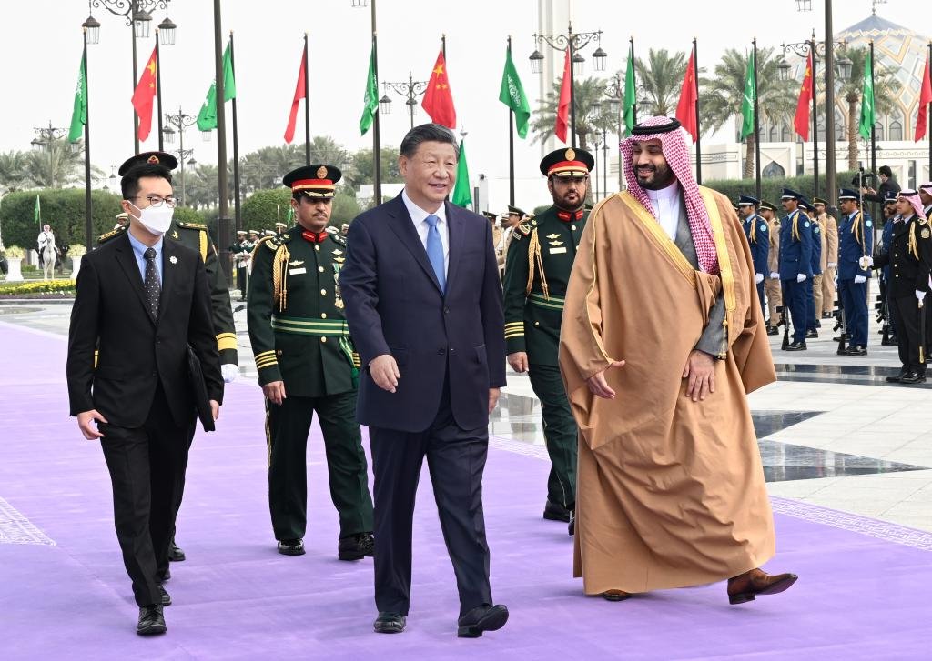 当地时间12月8日中午，沙特王储兼首相穆罕默德代表国王萨勒曼为正在沙特进行国事访问的国家主席习近平在利雅得王宫举行欢迎仪式。新华社记者谢环驰摄
