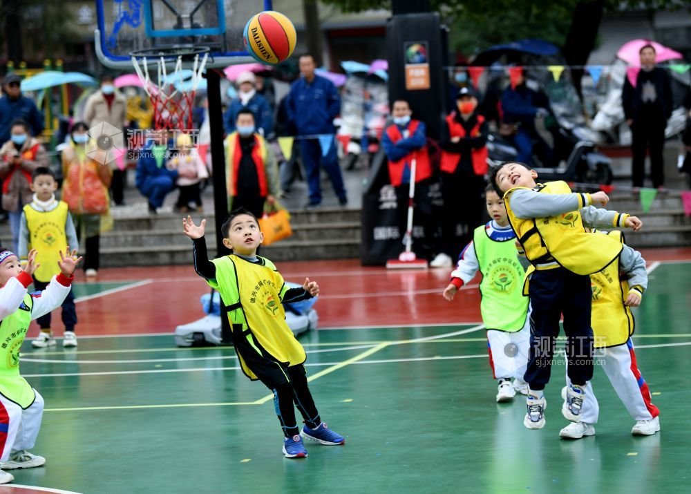 2022年12月8日，江西省德兴市铜矿中区幼儿园大班小朋友正在开展趣味篮球对抗赛。