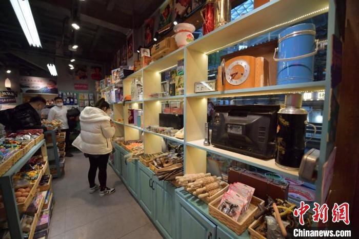 市民在怀旧杂货店选购商品 张瑶 摄