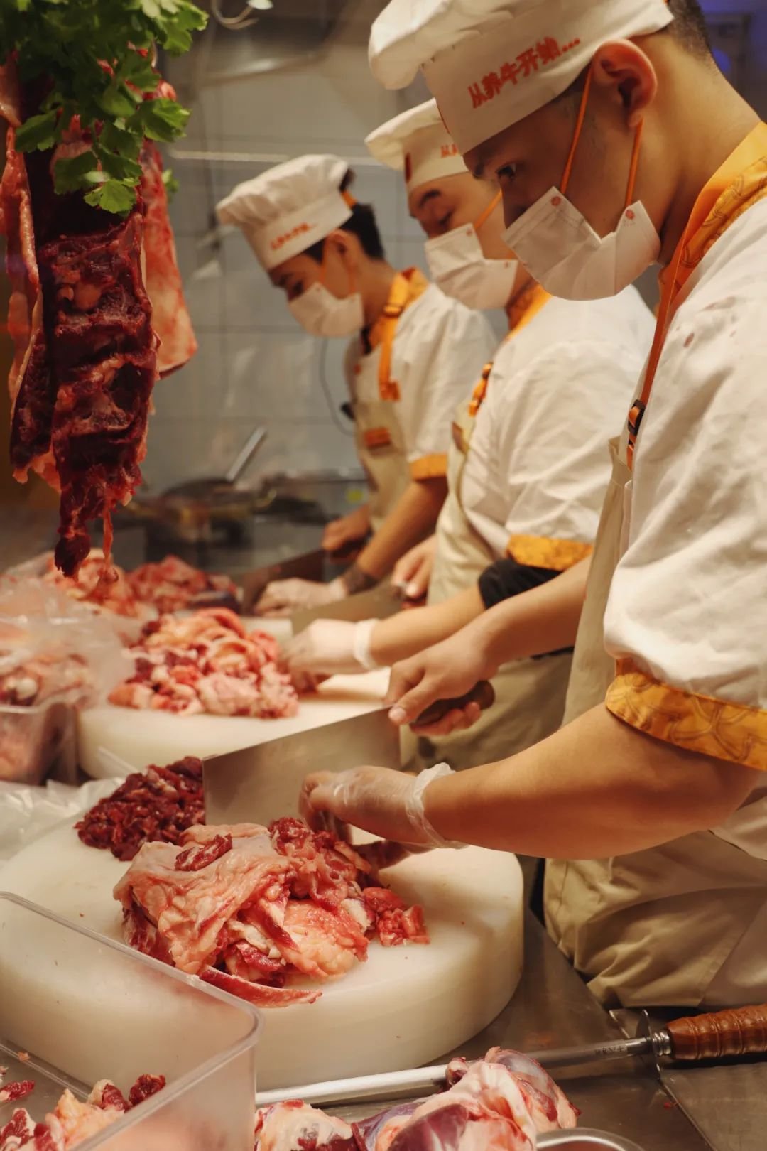 △潮发牛肉火锅店后厨，工作人员正在切肉。