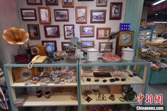这家杂货店以销售怀旧主题的食品、化妆品、海报、玩具等物品为主。　张瑶 摄