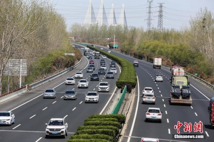 资料图：高速公路车流。 图片来源：视觉中国