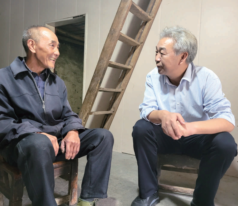 刘子龙(右)走访群众,了解生产生活情况
