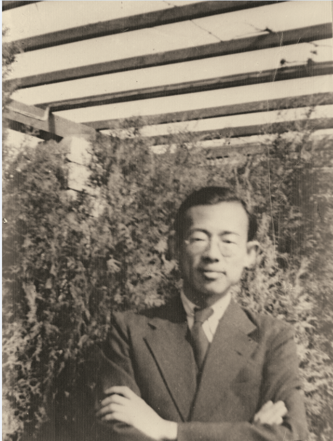 大李先生摄于天津英租界花园。杨苡到昆明后他在一封信里寄来的。信中说，地点是他们一起去过的地 方，他是特地在那儿拍的。