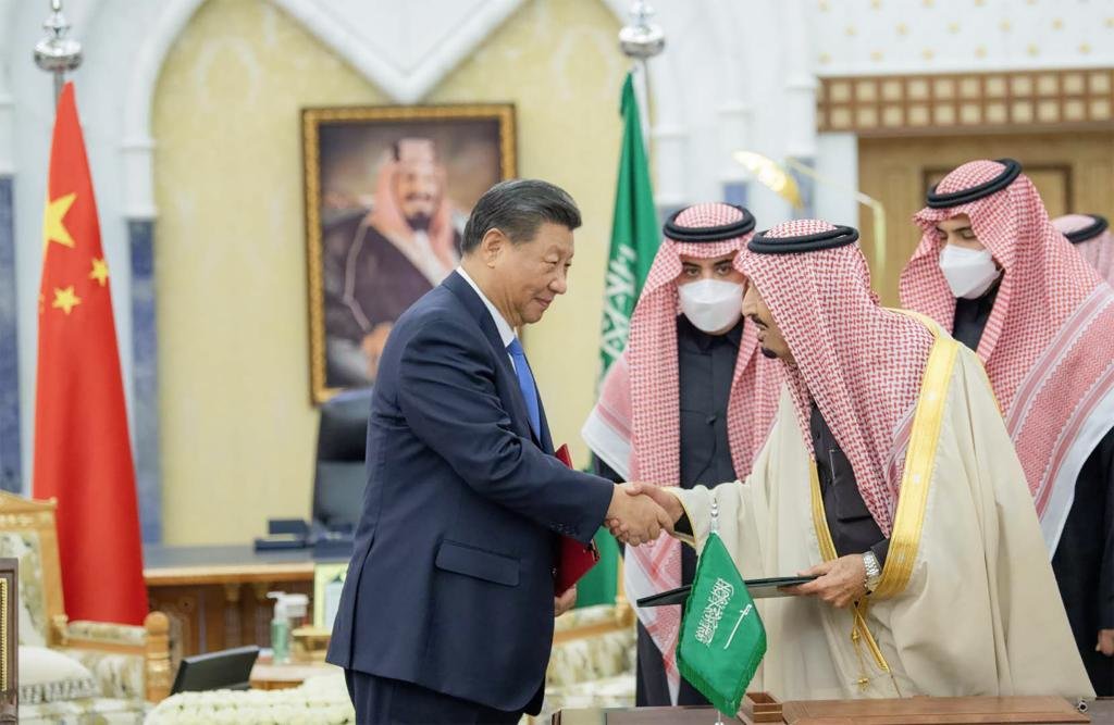 这是两国元首亲自签署《中华人民共和国和沙特阿拉伯王国全面战略伙伴关系协议》，同意每两年在两国轮流举行一次元首会晤。新华社发