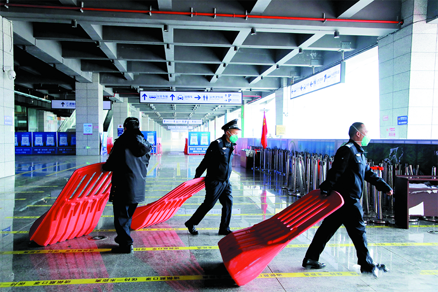 12月8日，张家界西站工作人员正在对查验通道栅栏、标识标牌等进行撤除。