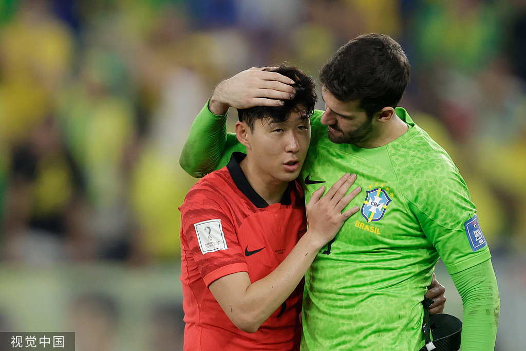 巴西队门将阿利松安慰孙兴慜，两人是英超联赛的老对手了。