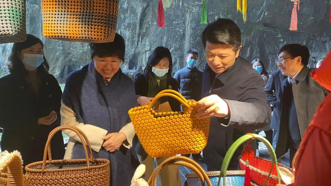 李述永（左二）在利川腾龙洞调研