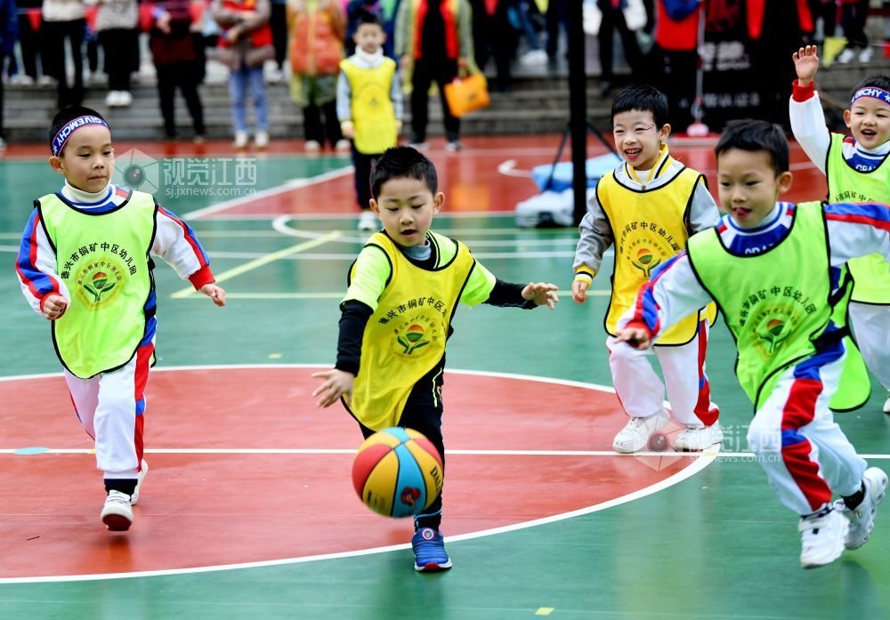 2022年12月8日，江西省德兴市铜矿中区幼儿园大班小朋友正在开展趣味篮球对抗赛。