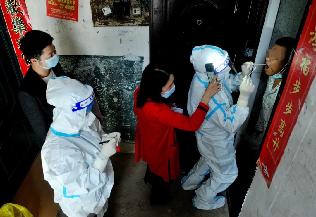 2021年11月3日，江西省德兴市铜矿街道办干部联合当地医务人员上门为居家隔离人员做核酸检测。