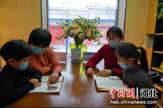 家长带着孩子在临城县一城市书房内参加亲子阅读。 宋继昌 摄