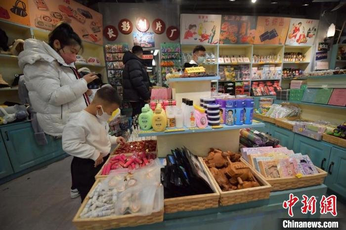 市民在怀旧杂货店选购商品 张瑶 摄