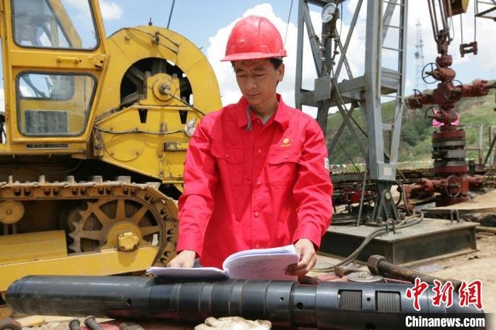 2019年，中国石油长庆油田第十采油厂井下作业大队高级技师杨义兴成为甘肃省技能大师工作室领衔人。　中国石油长庆油田供图