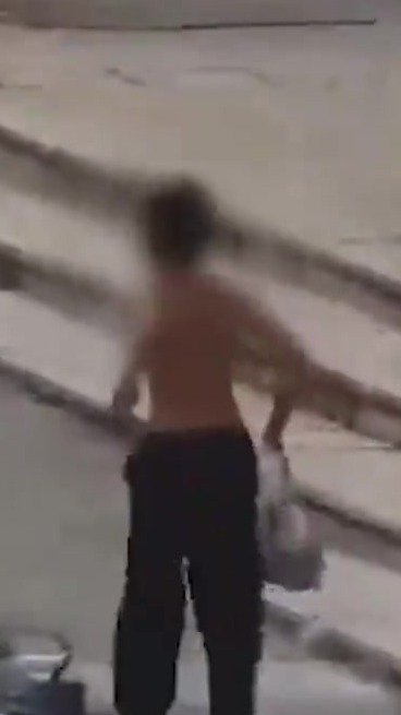 14岁少年赤裸上身流浪两周：和父亲产生矛盾离家出走
