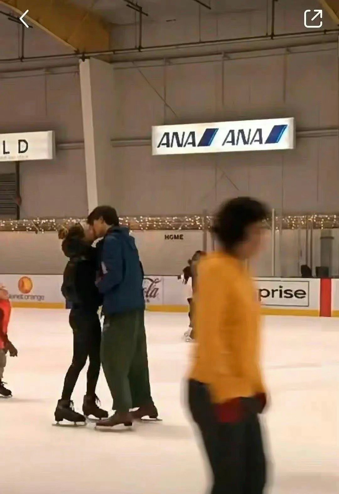 网友偶遇谷爱凌在滑冰场与男子接吻  疑似恋爱