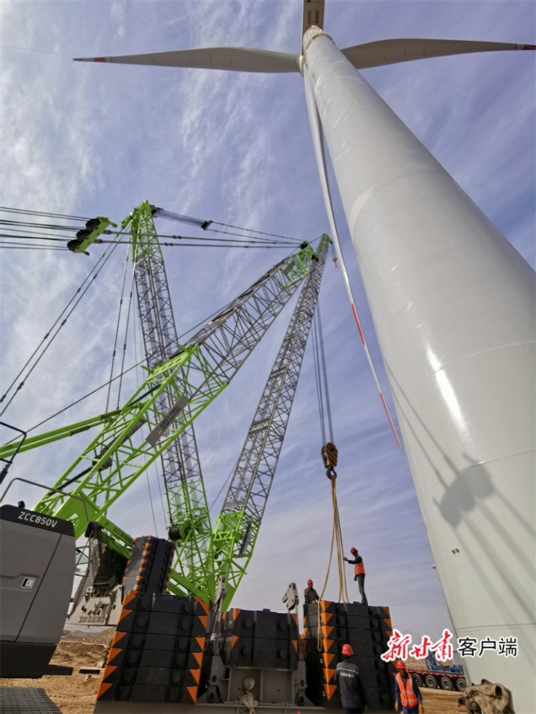 大型风力发电机安装现场