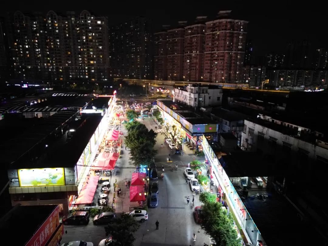 △12月3日晚，海珠区东晓南附近的美食街，这里是远近闻名的宵夜集中地，恢复堂食后，生意开始慢慢回归。