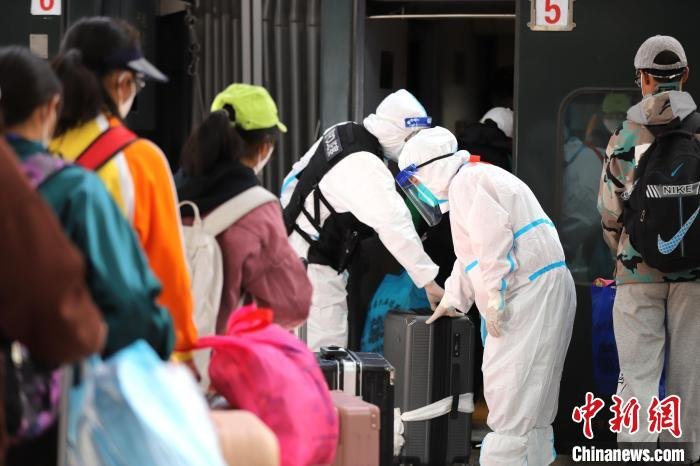 资料图为2022年10月,铁路部门加开学生专列护送学生安全离藏。 李海星 摄