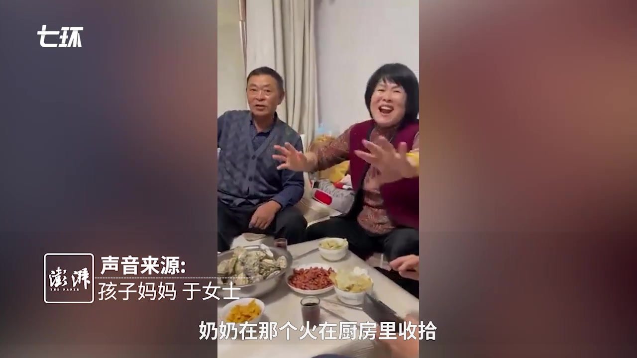 放假孙女突然在家中出现，爷爷奶奶面对惊喜开怀大笑