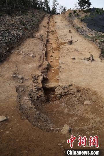 谢西营在竹家岭窑址发现的斜长72.32米的窑炉 谢西营 摄