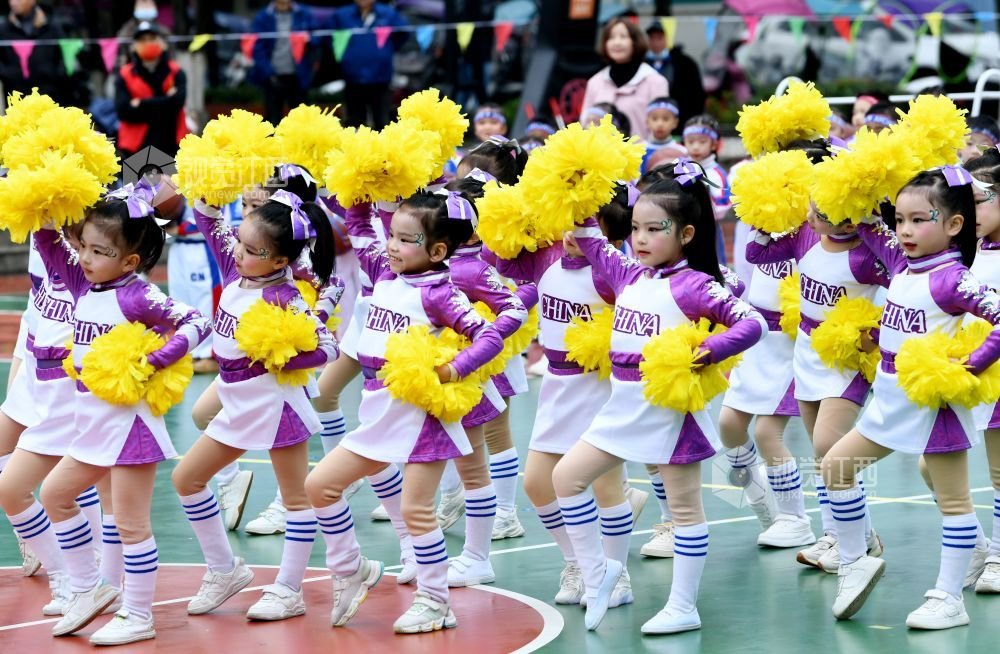 2022年12月8日，江西省德兴市铜矿中区幼儿园大班小朋友的啦啦操表演，吸引众多群众前来观看。