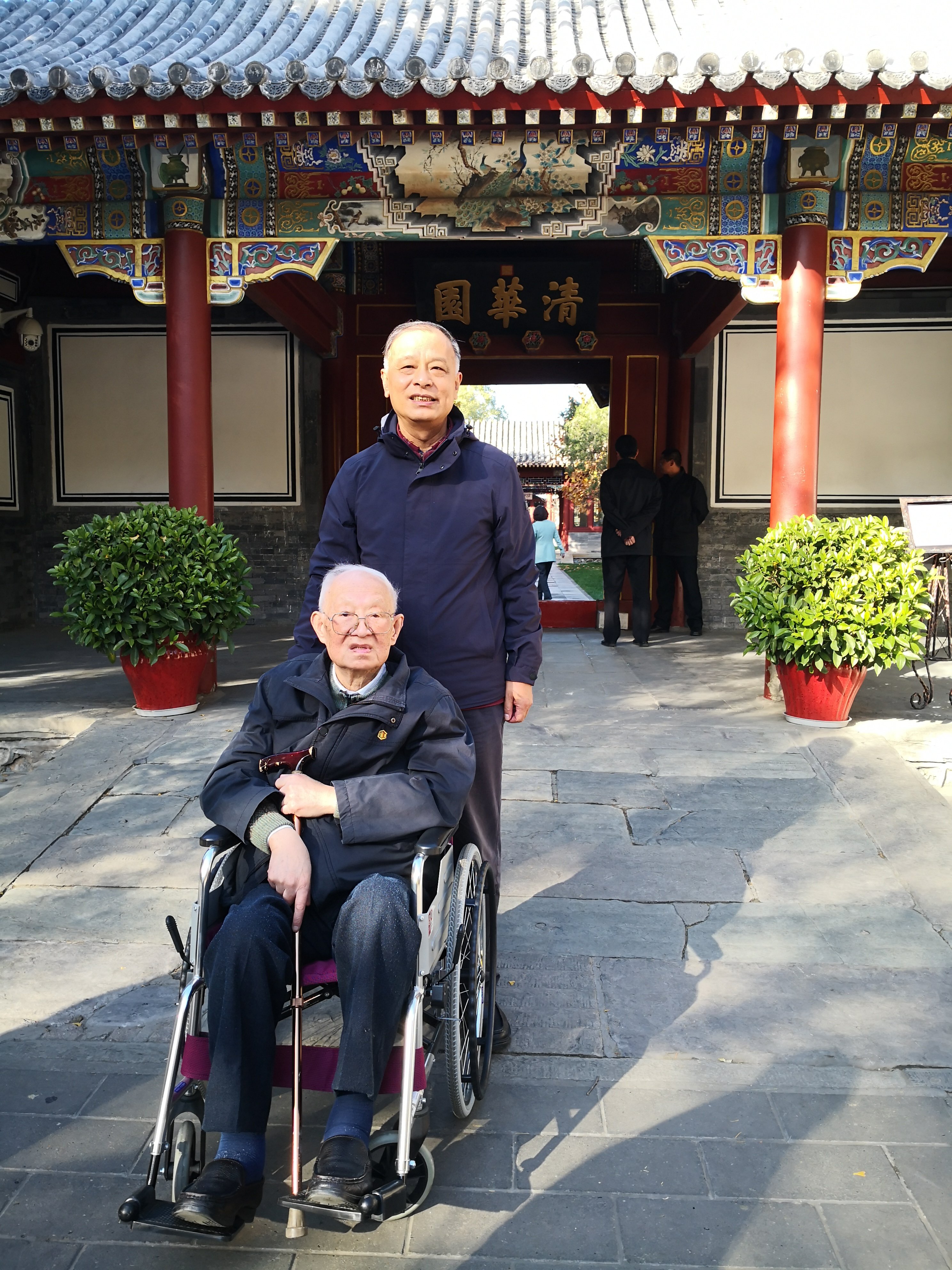 陈正烈与父亲陈晃明合照。