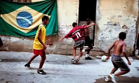 巴西贫民窟内的孩子在踢足球