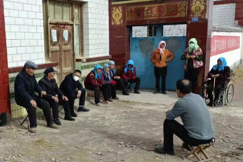 为农户讲解政策，动员农户入社。