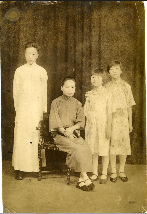 母亲（左二）与杨宪益（左一）、杨敏如（右一）、杨苡（原名杨静如）兄妹三人的合影。全文图片若无特别说明，来自《一百年，许多人，许多事》。
