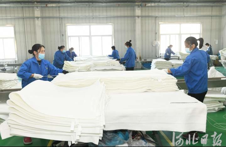 12月7日，新乐市北极人电器有限公司正在加紧生产出口欧盟的电热毯。