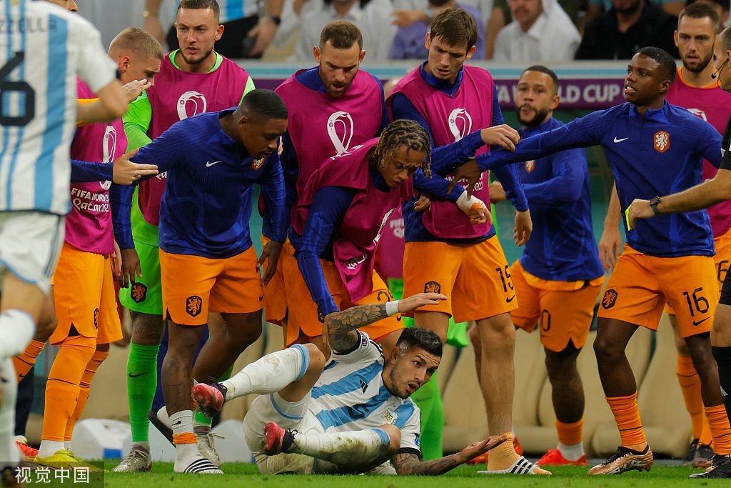 帕雷德斯故意将球踢向荷兰队替补席，引发混战。