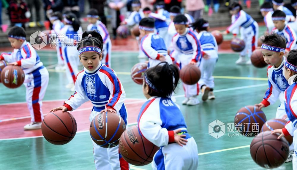2022年12月8日，江西省德兴市铜矿中区幼儿园大班小朋友的花样拍球，吸引了众多群众前来观看。