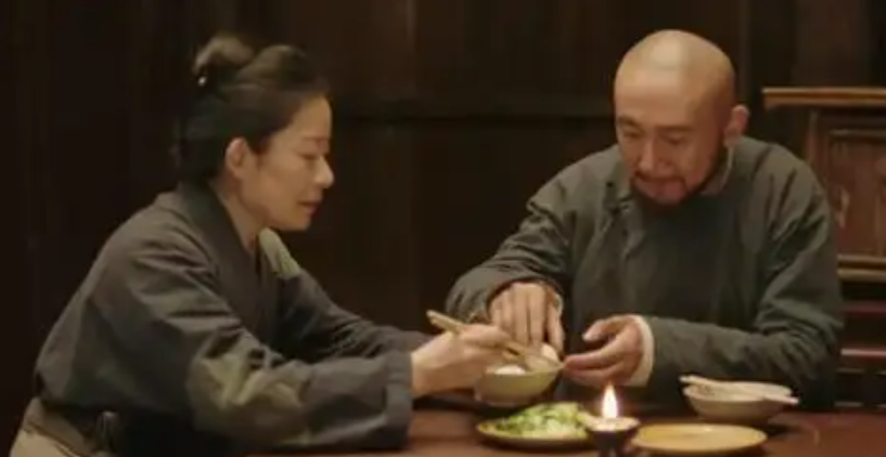 于振甲和母亲互相谦让鸡蛋。在剧中，他清廉到在当县官时没吃过肉。