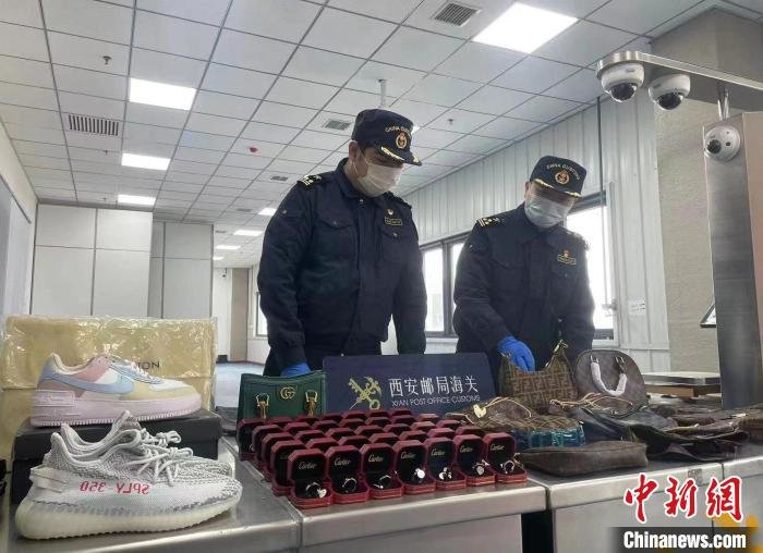图为西安邮局海关截获假冒奢侈品。 西安邮局海关供图
