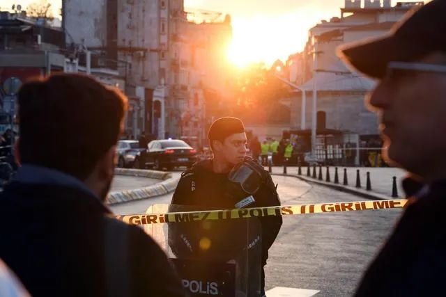 11月13日，警察在土耳其伊斯坦布尔市中心塔克西姆广场警戒 图：新华社