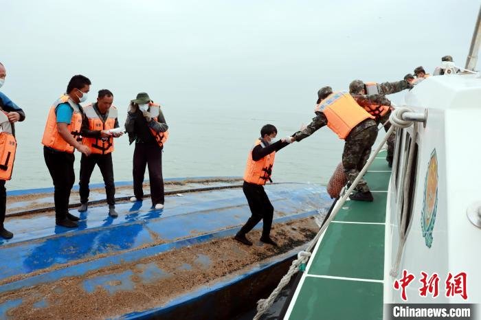 广东海警救助遇险渔民。　广东海警局 供图