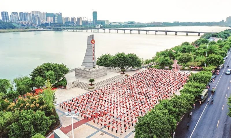 在于都河畔举办“永远跟党走”江西省庆祝建党100周年广场舞展演活动
