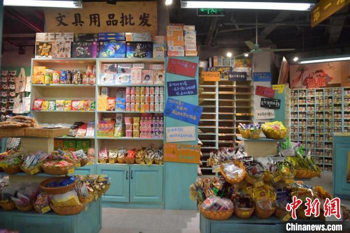这家杂货店以销售怀旧主题的食品、化妆品、海报、玩具等物品为主。　张瑶 摄