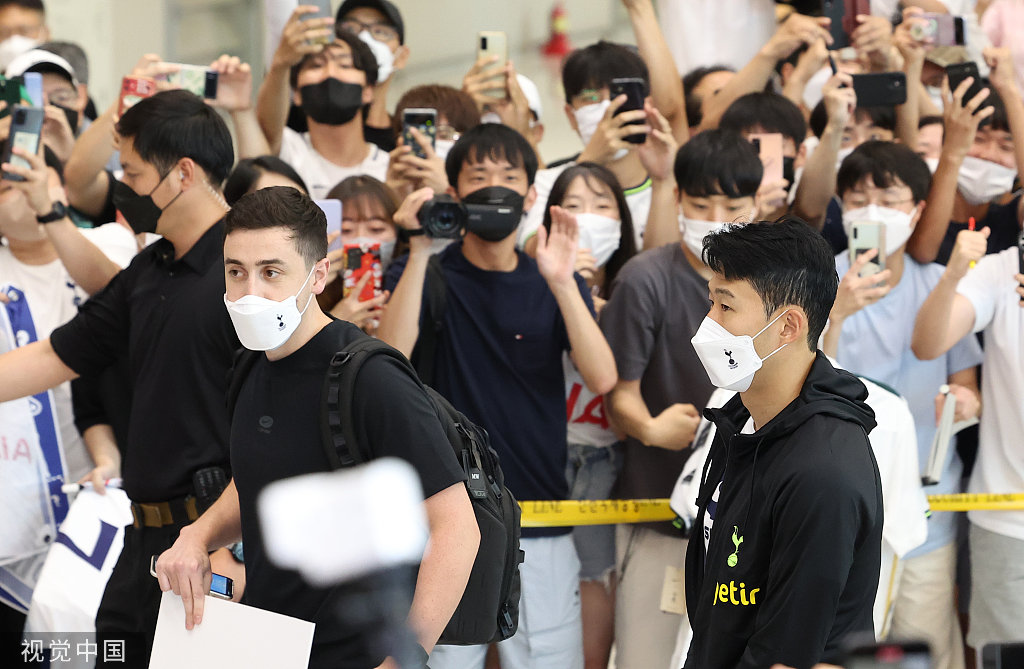 韩国球迷此前在机场等候孙兴慜回国。