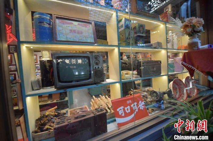 这家杂货店以销售怀旧主题的食品、化妆品、海报、玩具等物品为主。　张瑶 摄