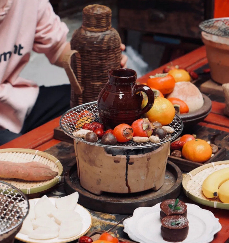 围坐在沸腾的茶水边，烤茶、煮茶、品茗……如今，围炉煮茶受到越来越多长沙年轻人的喜爱。